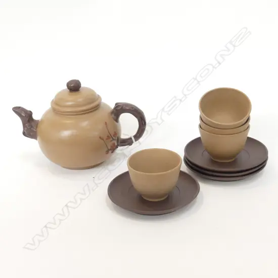 ORIENTAL TEAPOT WITH TEA BOWLS & SAUCERS 