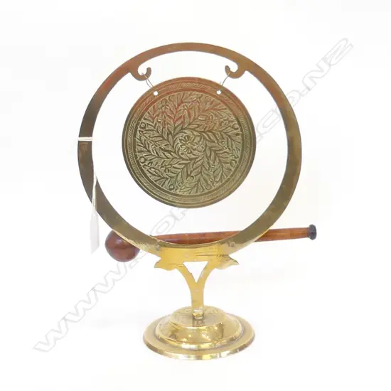 ORIENTAL BRASS GONG WITH ROSEWOOD MALLET H. 250MM