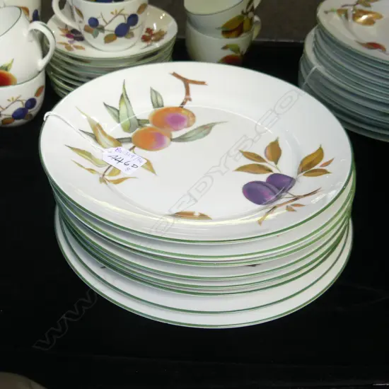 8 ROYAL WORCESTER EVESHAM VALE DINNER PLATES 255mm dia (6 match 2 slightly larger)