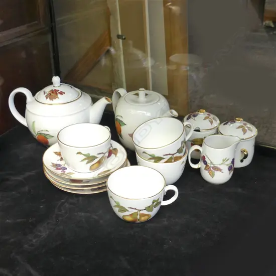 13 PCES ROYAL WORCESTER EVESHAM; 2 TEAPOTS, 4 C/S PR LIDDED SUGAR DISHES, MILK JUG