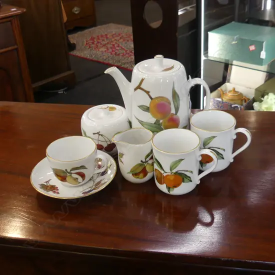 6 PCES ROYAL WORCESTER EVESHAM; COFFEE POT, MILK & SUGAR, 2 MUGS & C/S