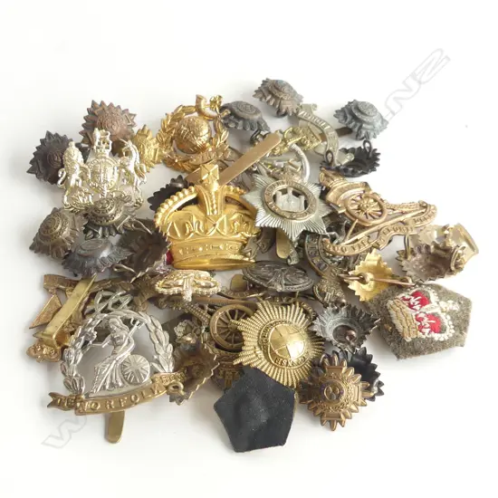 BAG ASST. WWI MILITARY BADGES & BUTTONS ETC