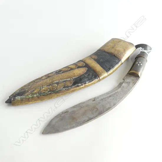 VINTAGE KUKRI KNIFE IN SCABBARD brass engraved & fish hightlights small knife absent L.415mm