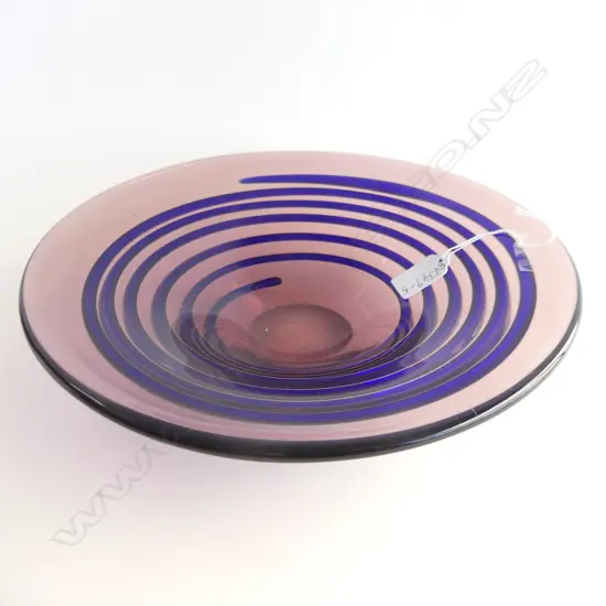 LARGE GLASS BOWL BY MARCELLO FURLAN . APPLIED BLUE TRAILED GLASS DETAIL UNDERNEATH . ENGRAVED SINATURE. D.292mm
