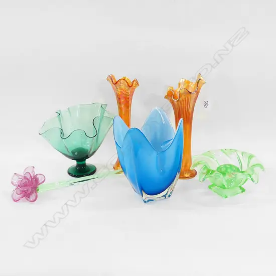 4 ASST COLOURED GLASS VASES INCL 2 HANDKERCHIEF & 2 CARNIVAL GLASS + TALL GLASS FLOWER 