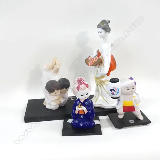 4 JAPANESE TRADITIONAL BISQUE FIGURES ON BLACK WOODEN STANDS, TALLEST H. 420MM 