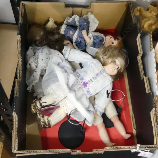 4 SMALL PORCELAIN DOLLS - LARGEST H. 300MM - ALL WITH STANDS 