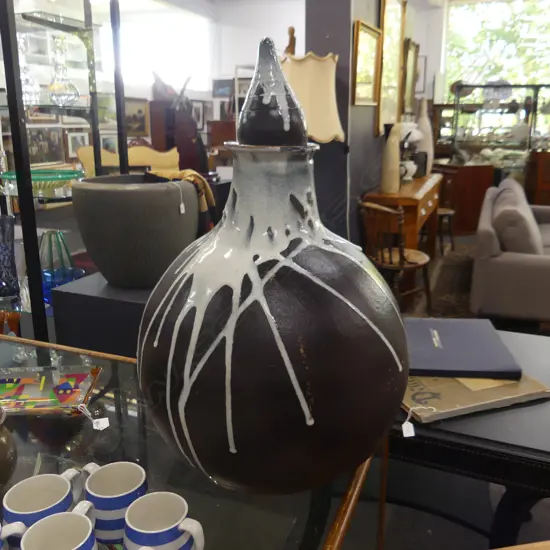 LGE STUDIO CERAMIC LIDDED VASE w. WHITE DRIPPY GLAZE H.580mm