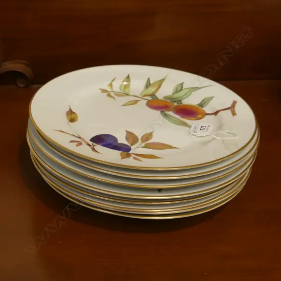 8 ROYAL WORCESTER EVESHAM DINNER PLATES (2 SLIGHTLY DIFFERENT TYPES) 260mm dia