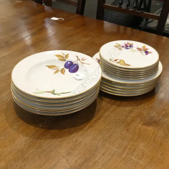 18 PCES ROYAL WORCESTER EVESHAM; 6 SOUP PLATES 230mm dia, 6 PLATES 210mm, 6 SIDE PLATES 170mm dia