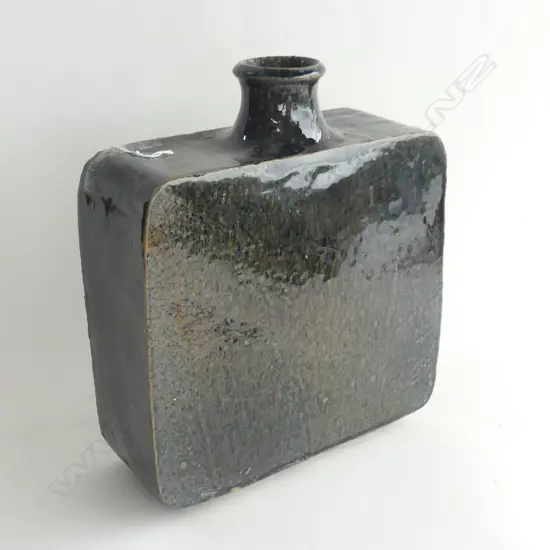 LGE STUDIO POTTERY SQUARE SHAPED VASE w. BLACK GLAZE H.290mm 