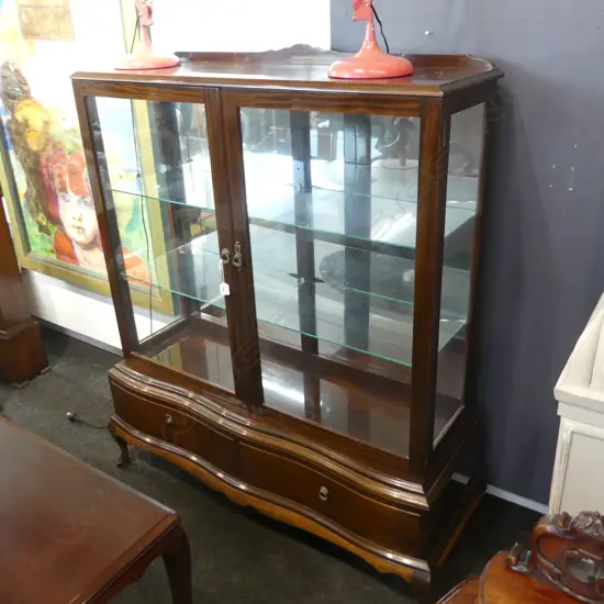 LGE MAHOGANY CHINA CABINET w. 2 GLASS SHELVES OVER 2 DRAWERS 1300x430x1450mm