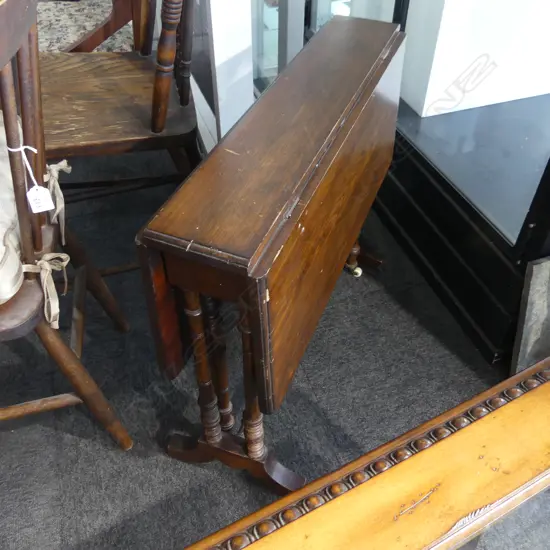 EDWARDIAN KAURI SUTHERLAND TABLE. ON TURNED LEGS TERMINATING IN WHITE POCELAIN CASTORS. H 680 TOP 680mm SQ. ( EXTENDED)
