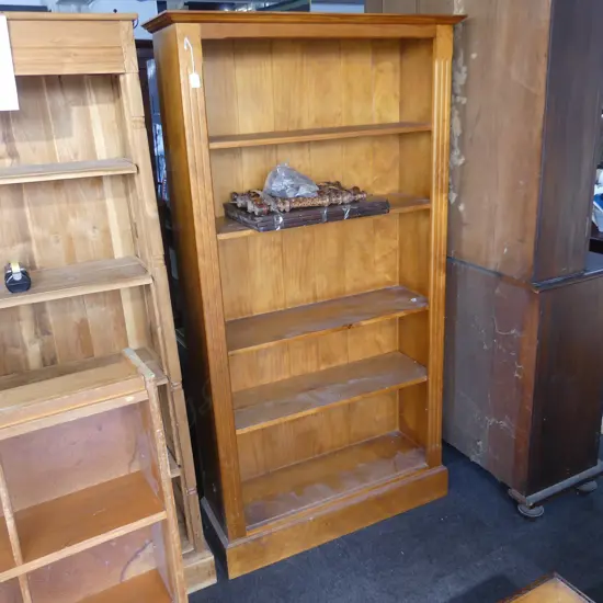 MODERN PINE BOOKCASE. 4 ADJUSTABLE SHELVES FLUTED DETAIL FLANKING THE FRONT. H.1800mm