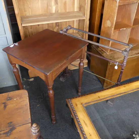 2 ITEMS. MAHOGANY SQUARE OCCASIONAL TABLE ON TURNED LEGS & KAHIKATEA TOWEL RACK. ( LOWER BAR BRASS) 