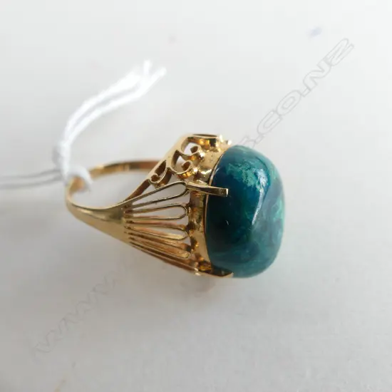 18CT GREEN AGATE RING 5.6 GRAMS