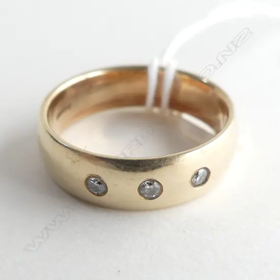 9CT GOLD MENS WEDDING BAND WITH 3 DIAMONDS 8.97GMS