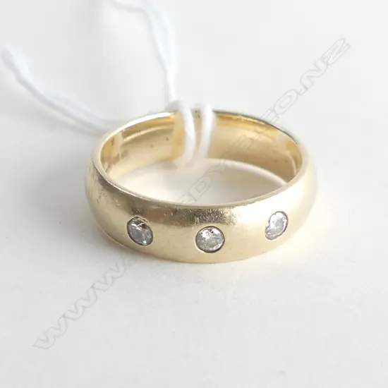 9CT GOLD LADIES WEDDING BAND WITH 3 DIAMONDS 4.41GMS