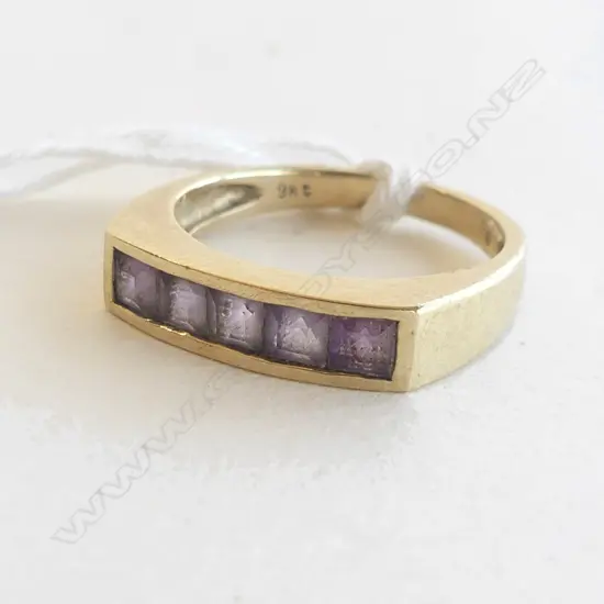 9 CT & PURPLE AMETHYST RING 2.6 GRAMS