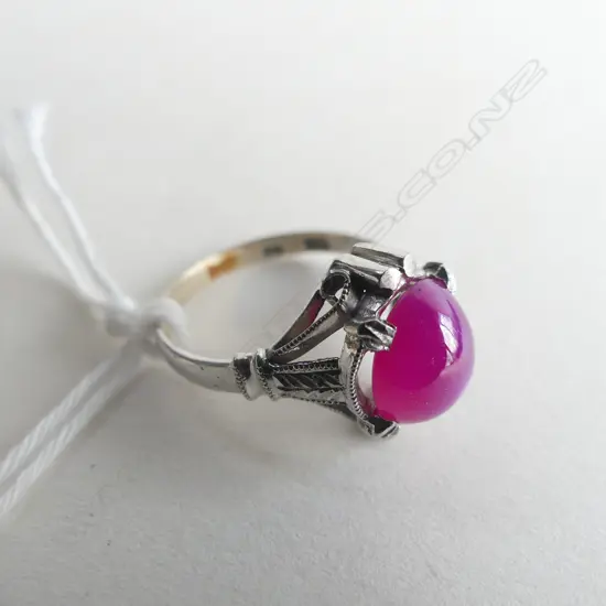 14CT WHITE GOLD & STAR RUBY RING 2.6 GRAMS