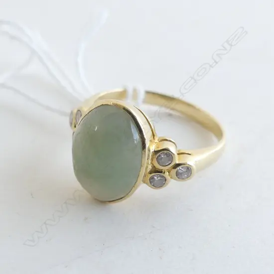 18CT GOLD JADE & DIAMOND RING 4.2 GRAMS