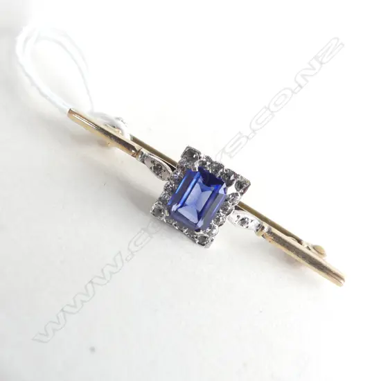 9CT & SYNTHETIC SAPPHIRE  BAR BROOCH 3.1 GRAMS