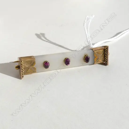 VICT. 9CT GOLD WHITE AGATE & AMETHYST BAR BROOCH