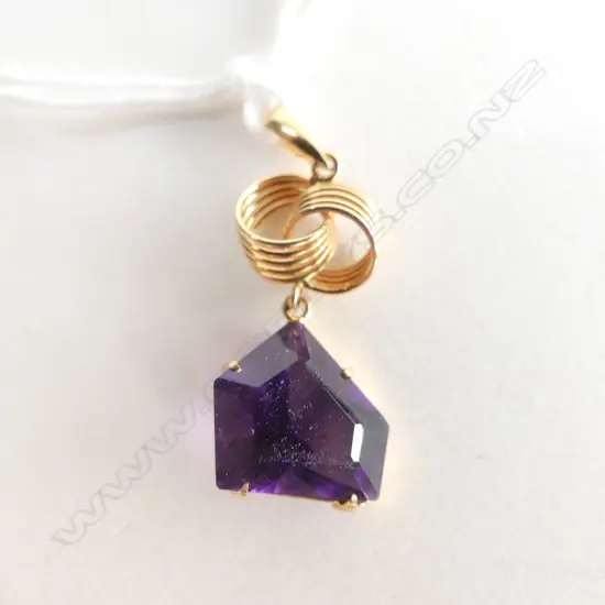 18 CT PURPLE STONE PENDANT 2.6 GRAMS