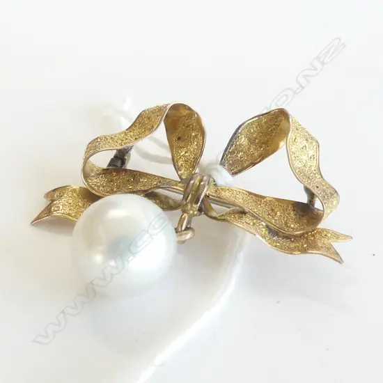 (20707) 9CT & LGE PEARL ENGRAVED BOW BROOCH