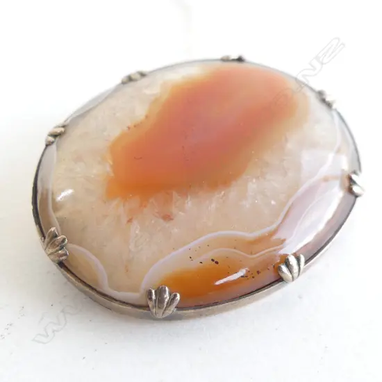 (20602) BANDED AGATE OVAL BROOCH GILT FRAME