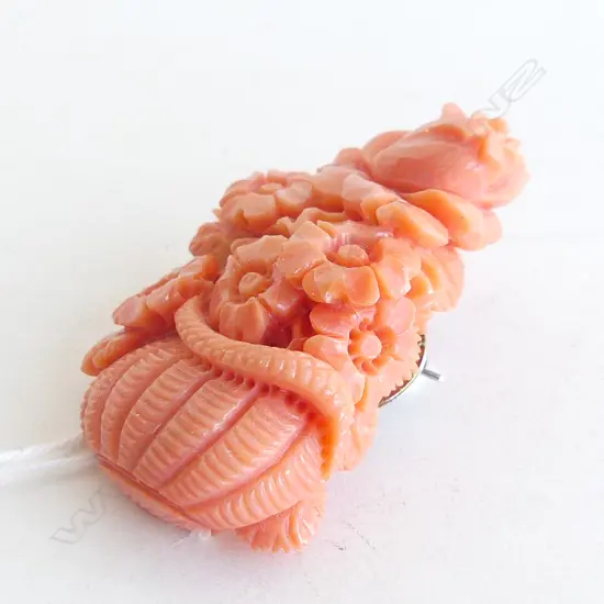 (20607) CARVED ORANGE/RED CORAL FLOWERING BASKET BROOCH OR