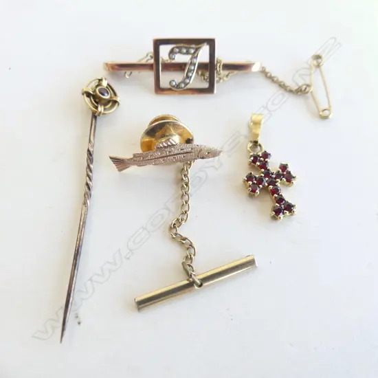 4 PCES JEWELLERY; 9CT GOLD BROOCH, RUBY PIN,  SILVER GILT GARNET CROSS, 10 CT FISH PIN 5 GRAMS