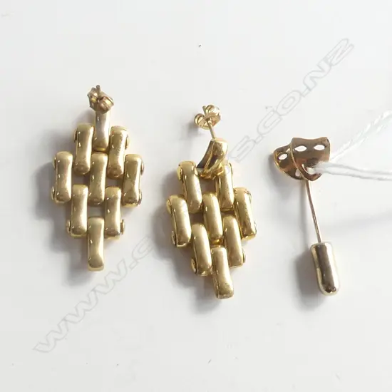 9CT GOLD THEATRE MASK STICK PIN  1.30GMS + PR GOLD PLATE EARRINGS 