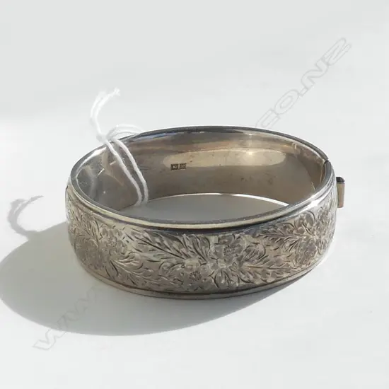(20329) SILVER ENGRAVED HALF HINGED BANGLE