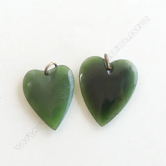 2 VINTAGE POUNAMU HEART PENDANTS L.31 & 27mm