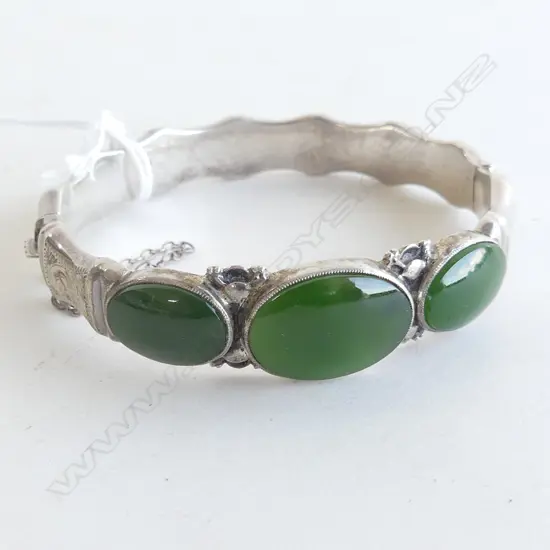 (20601) FANCY SILVER HINGED BANGLE W 3 POUNAMU LGE CABOCHON OVAL PANELS