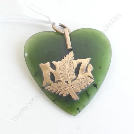 (20611) C1900 POUNAMU & 9CT GOLD NZ HEART PENDANT