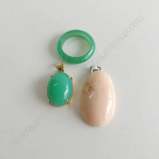 3 PCES JEWELLERY; 2 PENDANTS; PINK CORAL L.30mm & 18CT JADE + JADE RING
