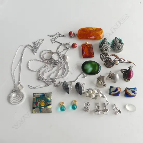 ASST. SILVERTONE COSTUME JEWELLERY / BROOCHES