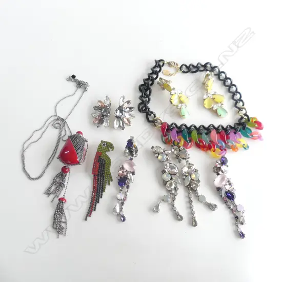 7 PCES COSTUME JEWELLERY; 4 PRS DIAMANTE EARRINGS, PARROT BROOCH, ACETATE NECKLACE, SCENT BOTTLE NECKLACE