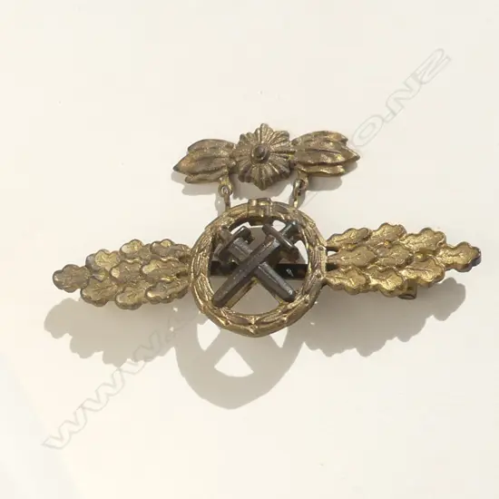 GILT WAR MEDAL CROSSED SWORDS & LAUREL LEAVES (20491)