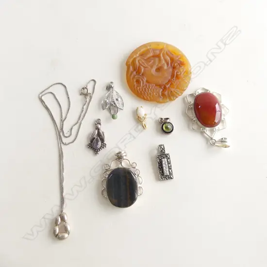 ASST. STG & AGATE PENDANTS 35 GRAMS + ORIENTAL CARVED STONE DISK
