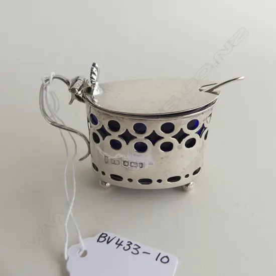 OVAL STG SILVER & BLUE GLASS LINED MUSTARD POT, WITH SPOON (STG WGT 44GMS) SHEFF. 1901