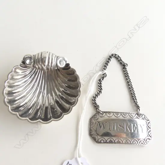 STG SILVER WHISKY DECANTER LABLE & SM SHELL SHAPED DISH (W. 60MM) 30GMS