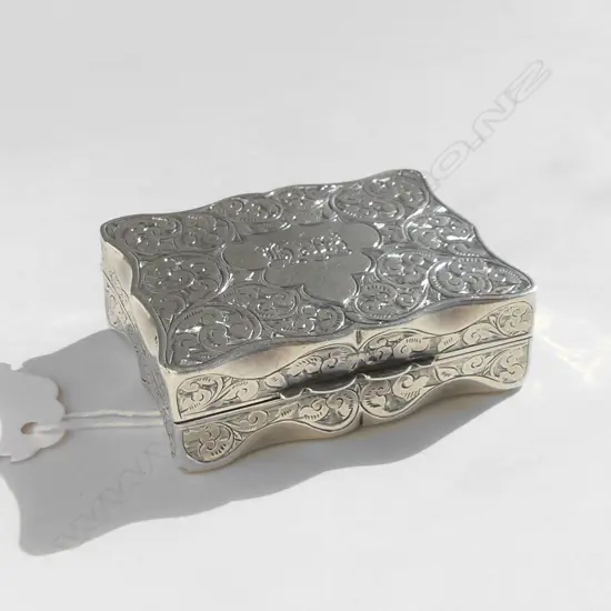 BIRMINGHAM 1902 SILVER SNUFF BOX ENGRAVED. Gilded interior