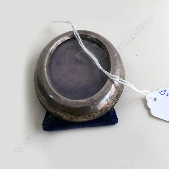 (20694) SMALL SILVER OVAL PHOTO FRAME STRUT BACK