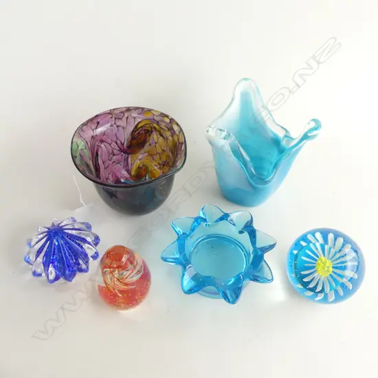 6 PCES ART GLASS INCL. VASE SIGNED TOKIKO H.100mm, 3 PAPERWEIGHTS ETC