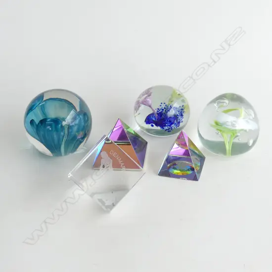 SMALL TRAY OF 6 VARIOUS PAPER WIEGHTS