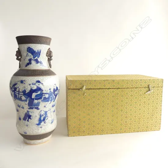 LG ORIENTAL BLUE & WHITE CRACKLE GLAZE VASE WITH BRONZE RIMS & HANDLES H. 440MM - IN ORIGINAL BOX 