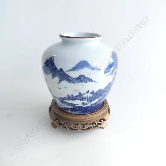 B/W ORIENTAL VASE w. PINES IN MOUNTAIN LANDSCAPE ON WOODEN STAND H.180mm
